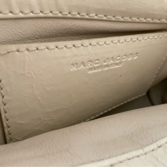 Marc Jacob’s “URSULA” Beige Patent Leather Bag with Gold Chain Handle - Picture 7 of 13